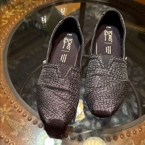 TOMS Textured Black with metallic gray sparkle. Size 6.